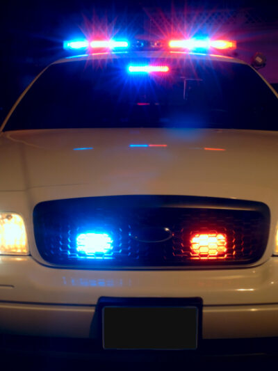 Police_car_with_emergency_lights_on1.jpg