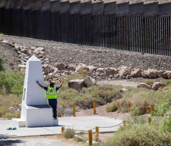monument wall border